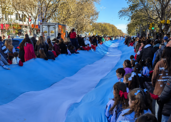 Marcha Celeste y Blanca: cumplió 16 años con una bandera de 300 metros por las calles de San Rafael