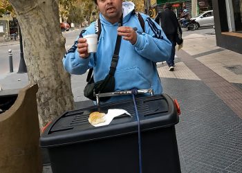 Cuando el sufrimiento del prójimo se hace propio: cafetero sanrafaelino asiste cada mañana a 25 personas en situación de calle con desayunos