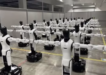 Crearon robots humanoides que trabajan en una fábrica real y ensamblan tabletas a ritmo industrial