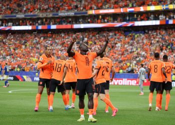 Países Bajos goleó a Suecia 5-1 para pasar a liderar el Grupo F