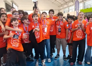 Enseñan tecnología a adultos mayores y ahora representarán a la Argentina en un torneo de robótica