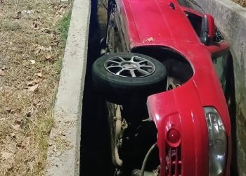 Adolescente sustrajo un auto y terminó en un desagüe: fue aprehendido