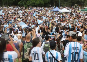 Vuelve la cábala… Vuelve la pantalla gigante para alentar a la Selección en el parque