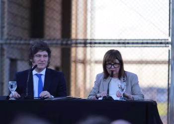 Sorpresa en el gobierno: Patricia Bullrich le ofreció la renuncia a Javier Milei en el Senado