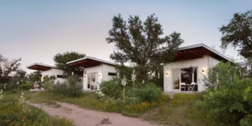 Ocho amigos construyeron casas sustentables para envejecer juntos: cuánto gastaron