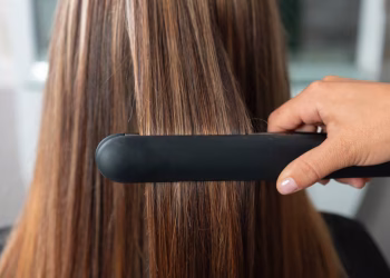 Cuidá tu cabello: el producto milagroso que hay que ponerse en el pelo antes de usar la planchita