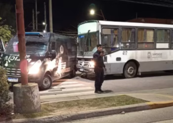 Otro accidente trágico en Argentina: Un patrullero chocó contra dos motos, hay dos muertos y una nena de 8 años pelea por su vida