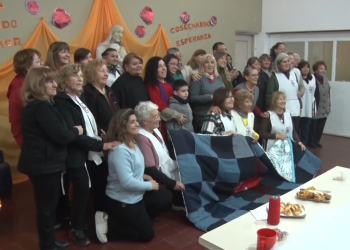 Hace 22 años que tejen abrigo y esperanza: una nueva edición de “Una frazada para mi hermano”