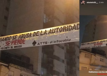 Lo expulsaron por mala conducta, fue a la Justicia y terminó colgando un pasacalles con amenazas en su escuela de Mar del Plata