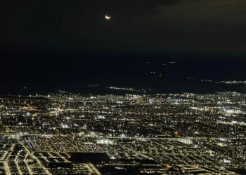 La impactante postal nocturna de Mendoza que captó un piloto desde la cabina de un avión