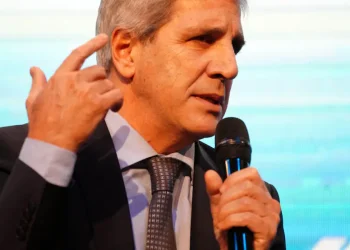 Luis Caputo explicó la emisión por US$ 5.000 millones que decretó el Gobierno en el Boletín Oficial: “No es nueva deuda, sino refinanciamiento”