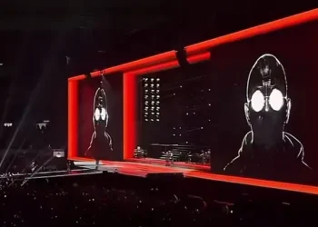 El pogo más grande del pop: Lali cerró su show en River cantando Jijiji en homenaje a Indio Solari