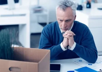 El empleo privado formal cayó fuerte en marzo: en comercio tocó un mínimo de dos años y también cedió el monotributo
