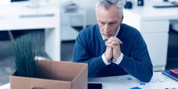 El empleo privado formal cayó fuerte en marzo: en comercio tocó un mínimo de dos años y también cedió el monotributo