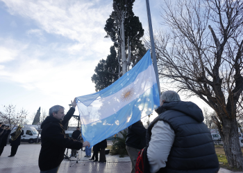 20 de Junio: Izamiento de la Bandera Nacional en la Plaza Belgrano
