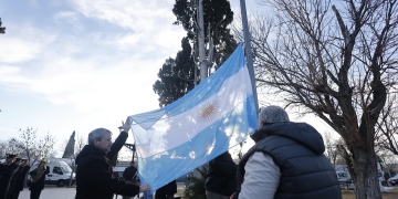 20 de Junio: Izamiento de la Bandera Nacional en la Plaza Belgrano