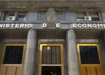 Amenaza de bomba en el Ministerio de Economía: evacuaron a todo el edificio