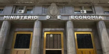Amenaza de bomba en el Ministerio de Economía: evacuaron a todo el edificio