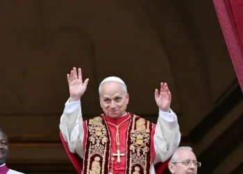 Susto en el Vaticano: un desperfecto técnico en el avión alteró el regreso del papa León XIV a Roma
