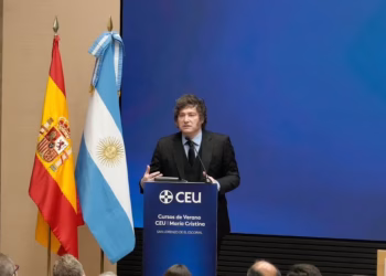 Javier Milei, sobre Manuel Adorni: “Si la Justicia lo considera culpable, lo vuelo de una patada”
