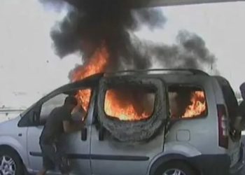 Italia: incendiaron un auto con cuatro trabajadores rurales extranjeros adentro
