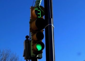 Cómo funciona el primer semáforo con inteligencia artificial instalado en una ciudad argentina