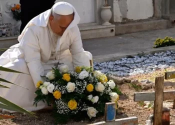 León IV visita Lampedusa y reza por el alma de los miles de migrantes ahogados