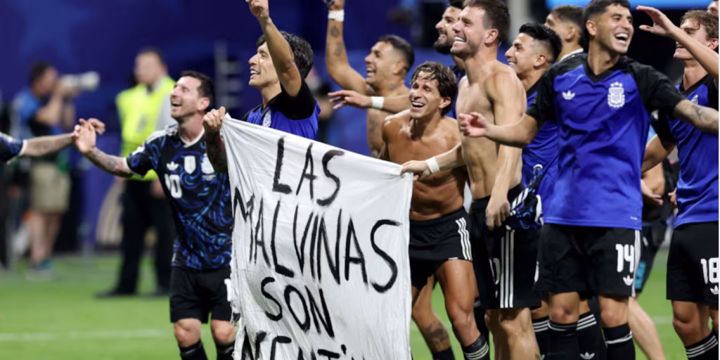 Qué sanción podría recibir Argentina por extender una bandera de Malvinas en el festejo ante Inglaterra