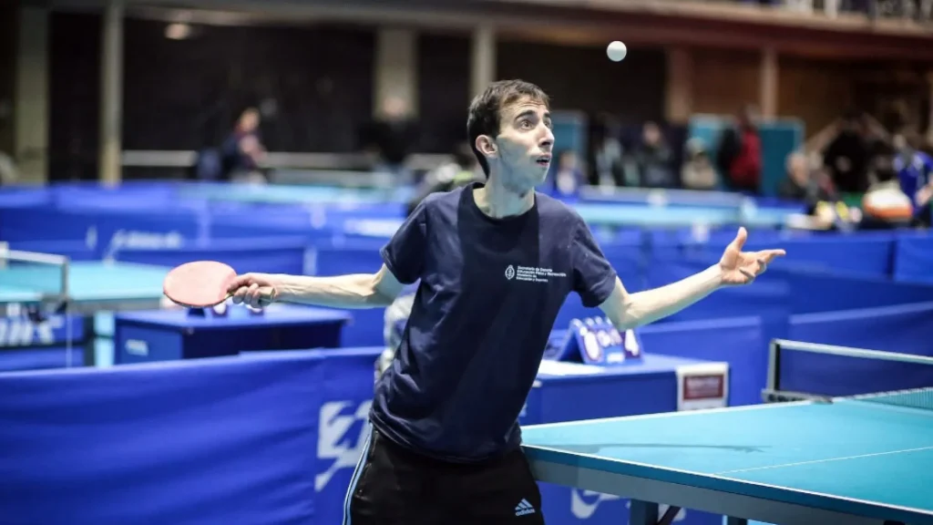 Mauricio Martínez busca apoyo para competir en el Campeonato Argentino de Tenis de Mesa Adaptado