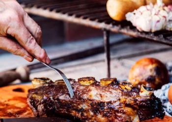 Las 3 malas costumbres al preparar asado que los expertos prefieren evitar