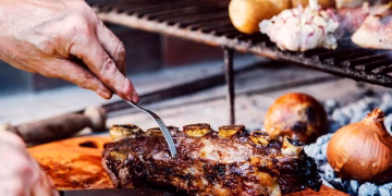 Las 3 malas costumbres al preparar asado que los expertos prefieren evitar