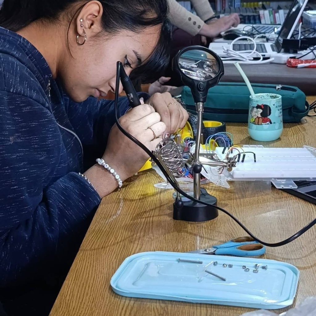 Estudiantes de Goudge desarrollan robots y estaciones meteorológicas para resolver problemas del agro