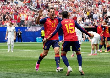 España goleó a Austria 3-0 y también está en octavos