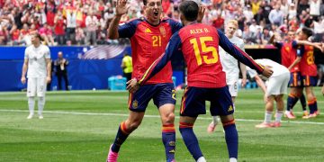 España goleó a Austria 3-0 y también está en octavos
