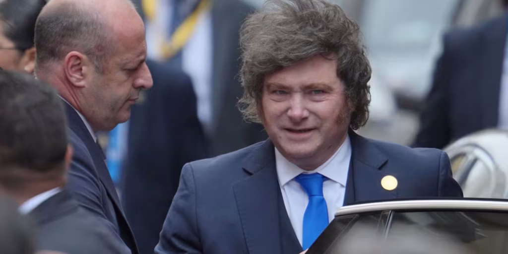 El gobierno firmó un DNU para impedir el ingreso y expulsar a extranjeros que inciten al odio contra los argentinos