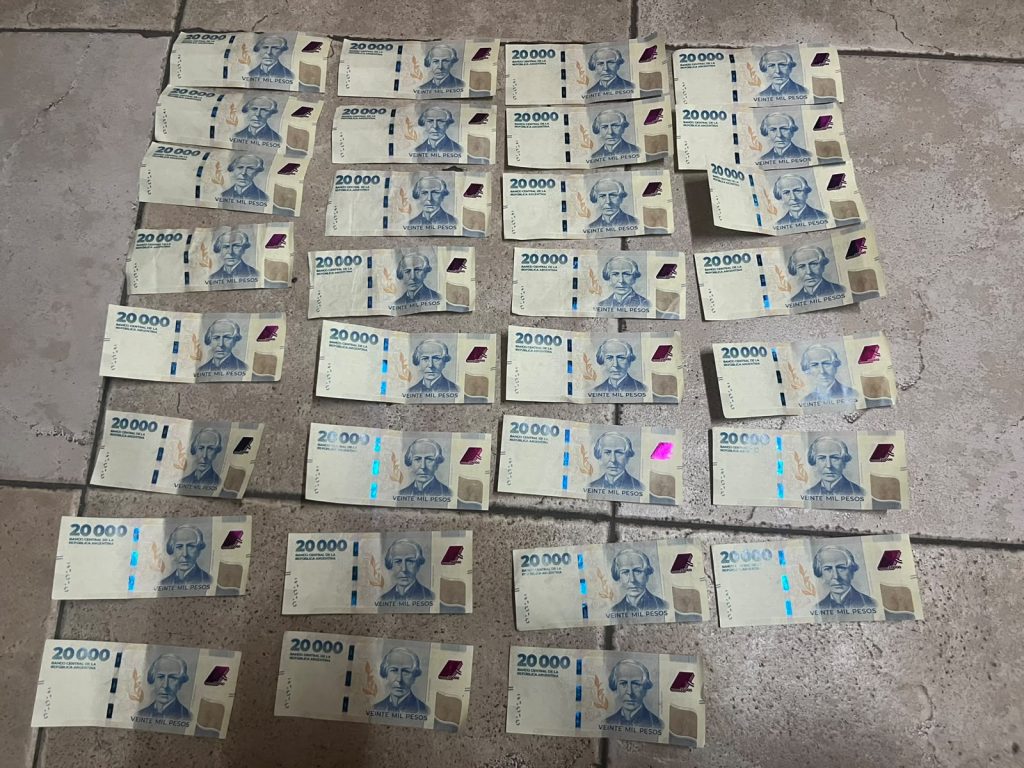 Detuvieron a una pareja con 31 billetes falsos de $20.000 en San Rafael