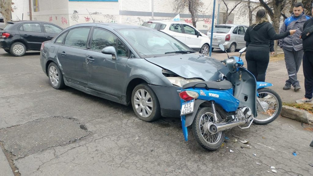 Un motociclista y su acompañante resultaron heridos tras chocar contra un auto