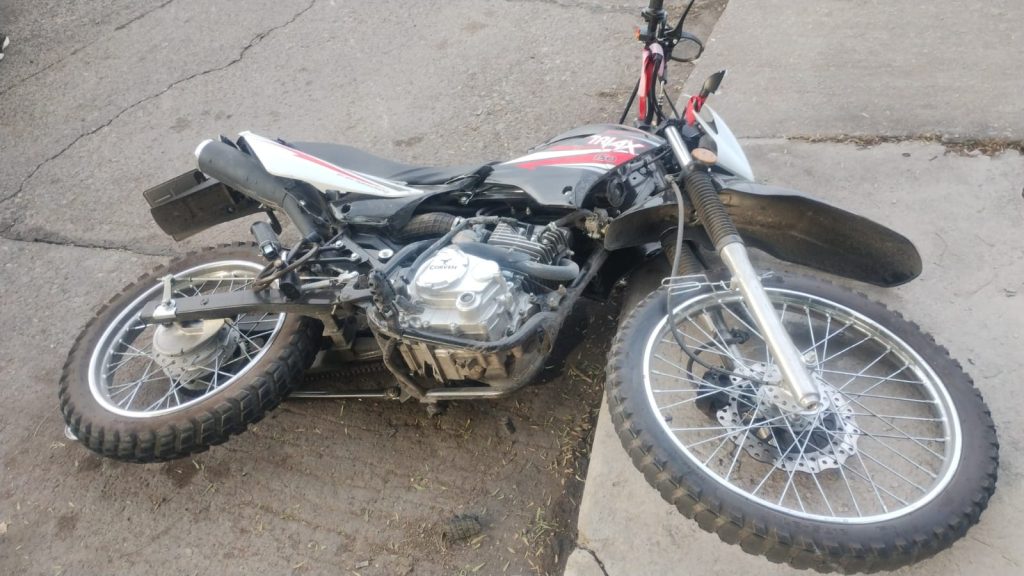 Dos motociclistas resultaron lesionados tras colisionar con un automóvil