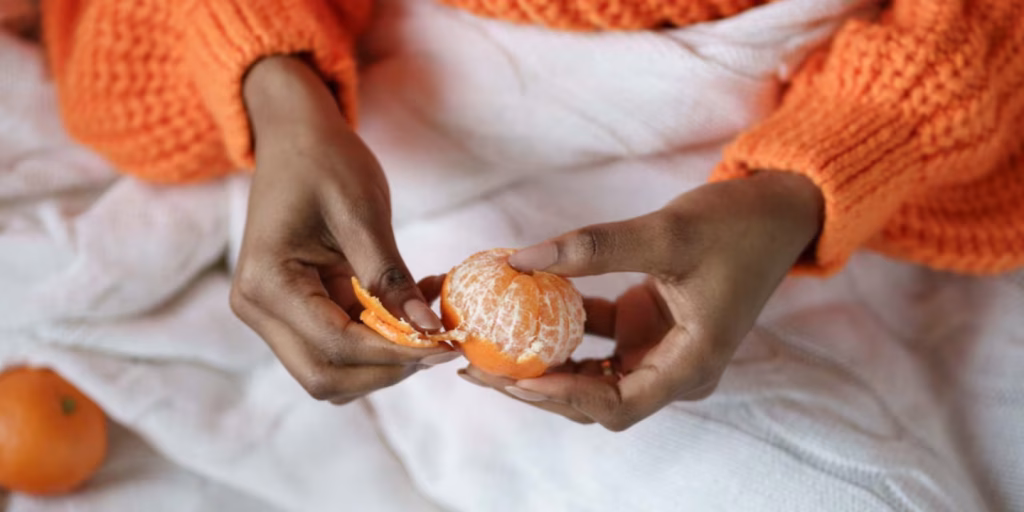 El truco viral para sacar los gajos de la mandarina sin pelarla ni ensuciar las manos