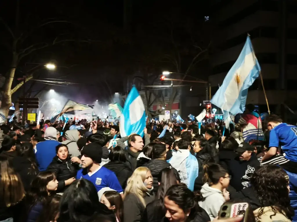 Desahogo y fiesta: los hinchas mendocinos salieron a la calle por el triunfo de la Selección