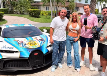 Es argentino, compró un auto de 5 millones de dólares, lo pintó con los colores de la Selección: “La gente se vuelve loca”