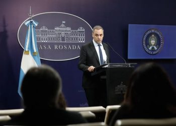 Prohibieron la salida del país a Manuel Adorni por peligro de fuga inminente