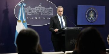 Prohibieron la salida del país a Manuel Adorni por peligro de fuga inminente