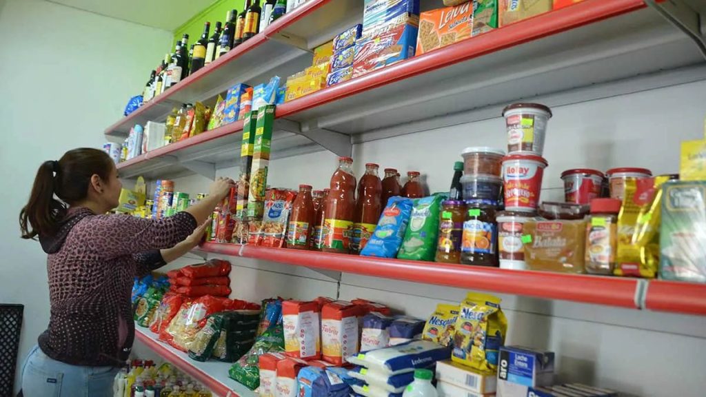 El refugio de las familias ante la pérdida del poder adquisitivo está en el almacén de barrio