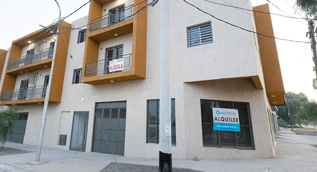 Superviviencia del mercado inmobiliario: la oferta de alquileres residenciales creció un 35% por la baja en el turismo receptivo