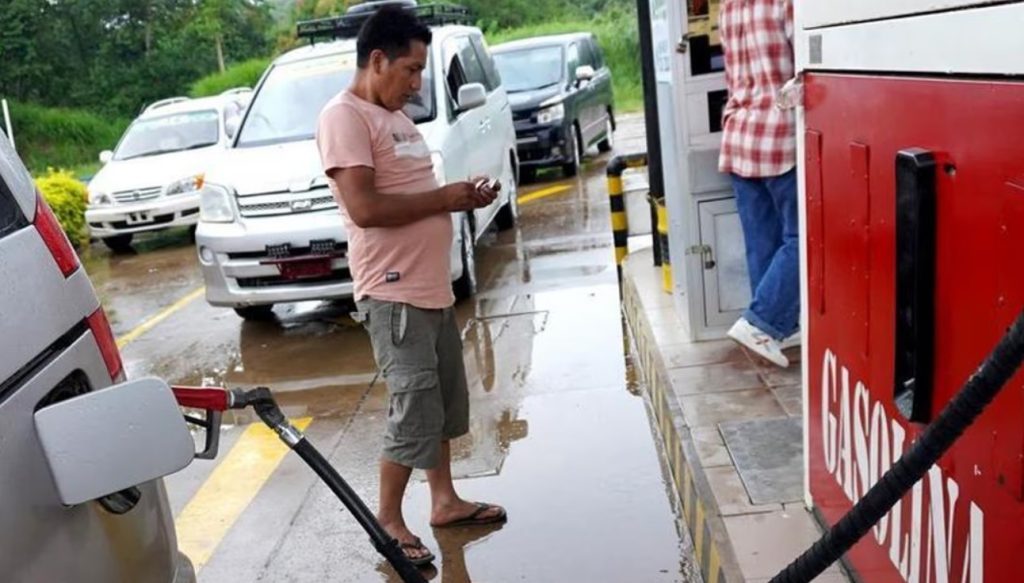 Bolivia congela por un año precio de combustibles