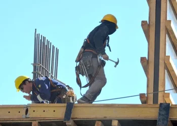 Cuánto cobra de sueldo un albañil en total con la suma fija en julio 2026: la escala vigente Uocra