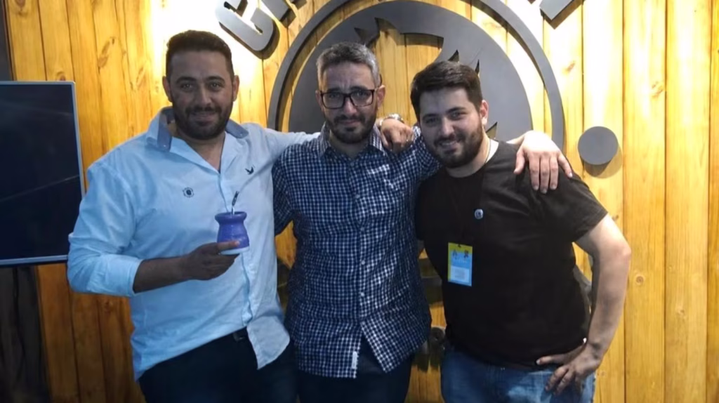 Estuvo preso, empezó a fabricar bombillas en el comedor de su casa y hoy factura hasta US$3 millones al año