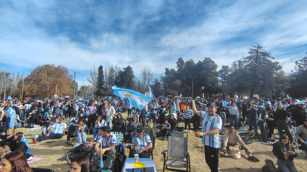 Noche de pantalla gigante en el Parque para alentar a la Selección Argentina