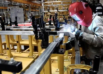 La industria sigue sin recuperarse y reclama bajar los impuestos para competir